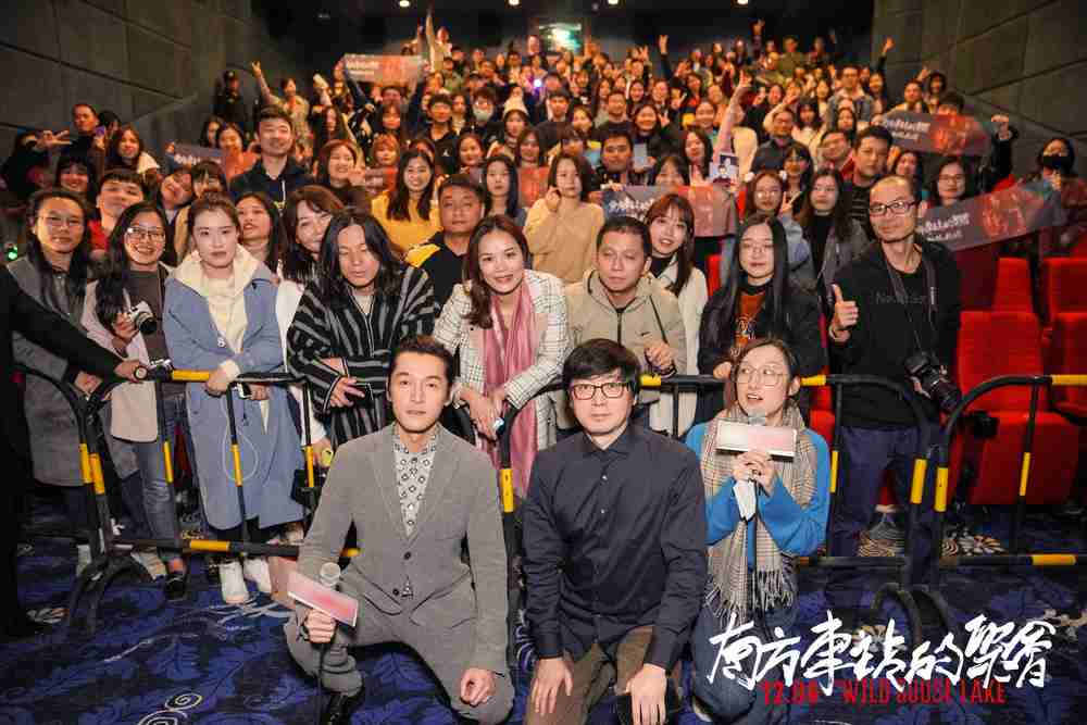 导演刁亦男、、胡歌与观众合影 导演刁亦男、、、、胡歌与观众合影